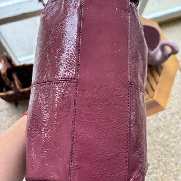 Purple patent leather coach shoulder bag with adjustable strap - Picture 13 of 13